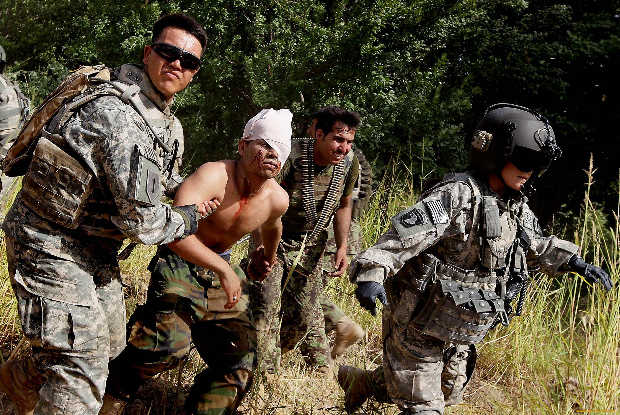 Раненых ребят. Раненые американские солдаты в Афганистане. Американский солдат. Американские военные.